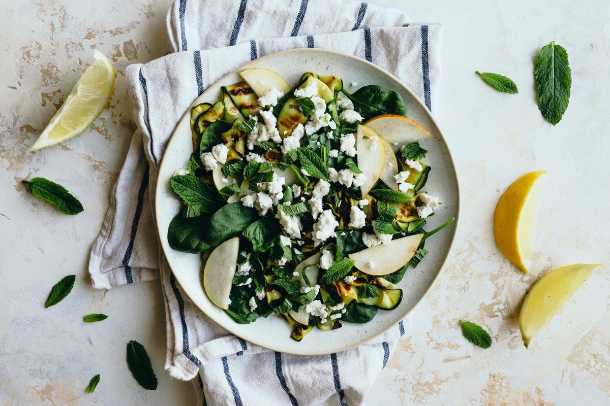 Zucchini-Birnen-Salat mit Ziegenkäse