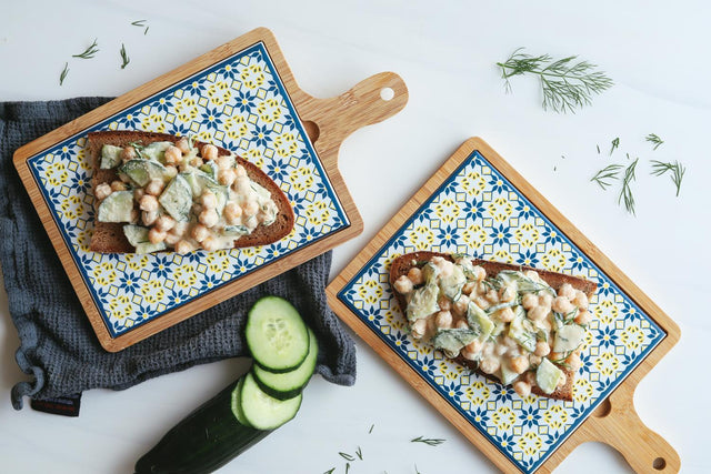 Kichererbsen-Gurken-Salat auf Bauernbrot