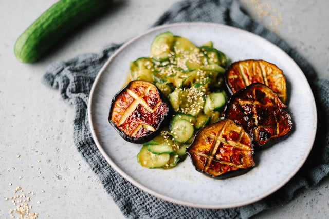 Miso-Aubergine mit asiatischem Gurkensalat