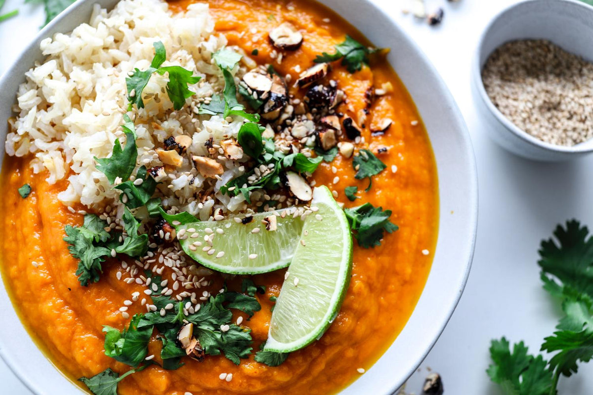 Süßkartoffel-Mango-Curry mit Mandelcrunch
