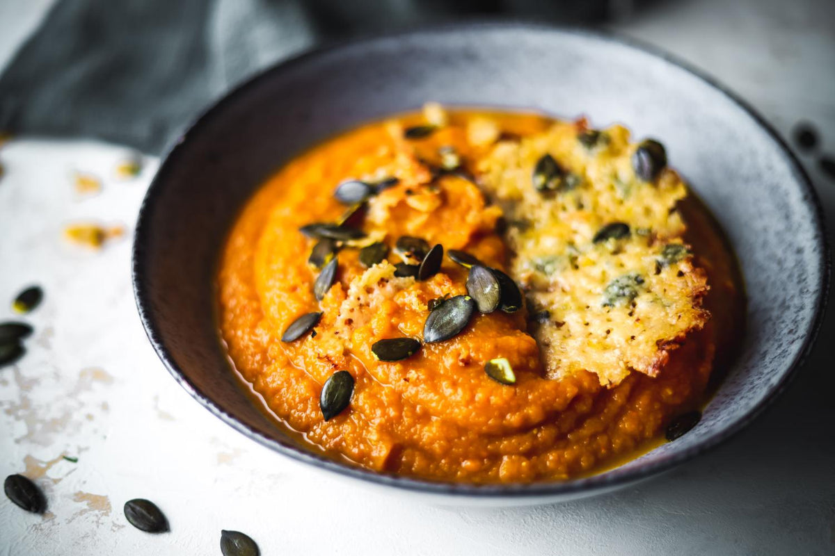 Kürbis-Birnen-Suppe mit Parmesan-Crackern