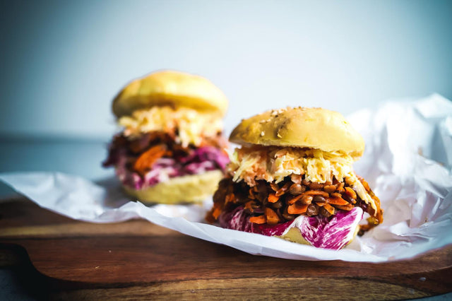 Pulled-Carrot-Burger mit Coleslaw