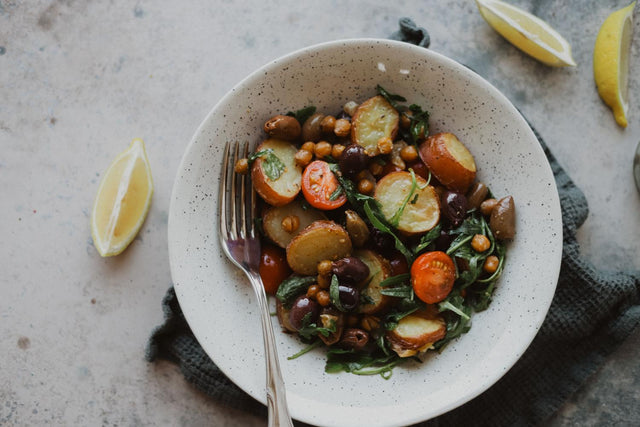 Kartoffelsalat mit Rucola und Oliven