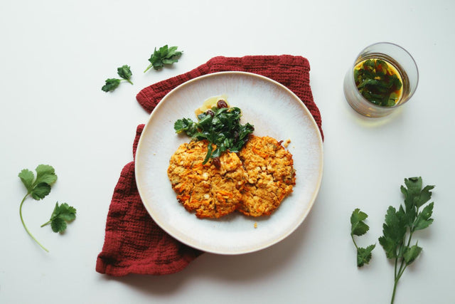 Kichererbsen-Karotten-Patties mit Kräutersalsa