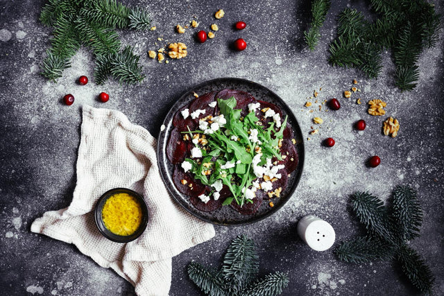 Weihnachtsmenü Vorspeise: Rote Bete-Carpaccio mit Rucola und Ziegenkäse