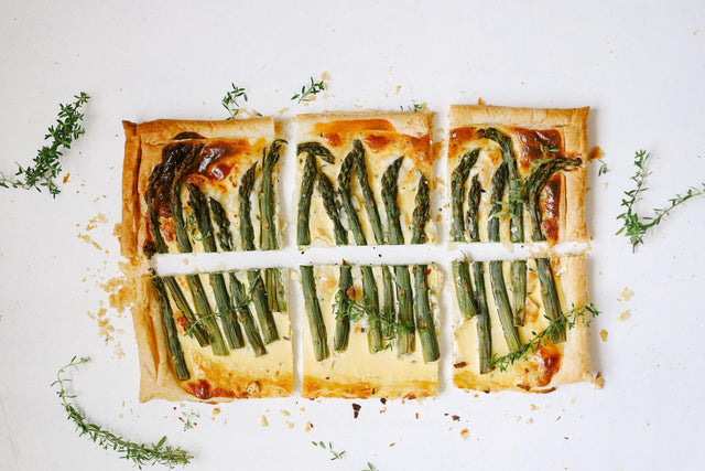Blätterteig-Tarte mit grünem Spargel und Salbei