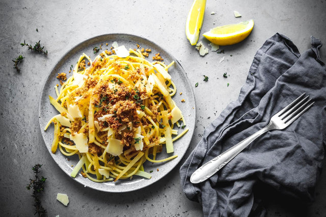 Spaghetti mit Kohlrabi und Knuspercrumble