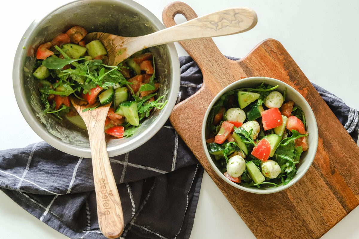 Tomaten-Gurkensalat mit Pestodressing