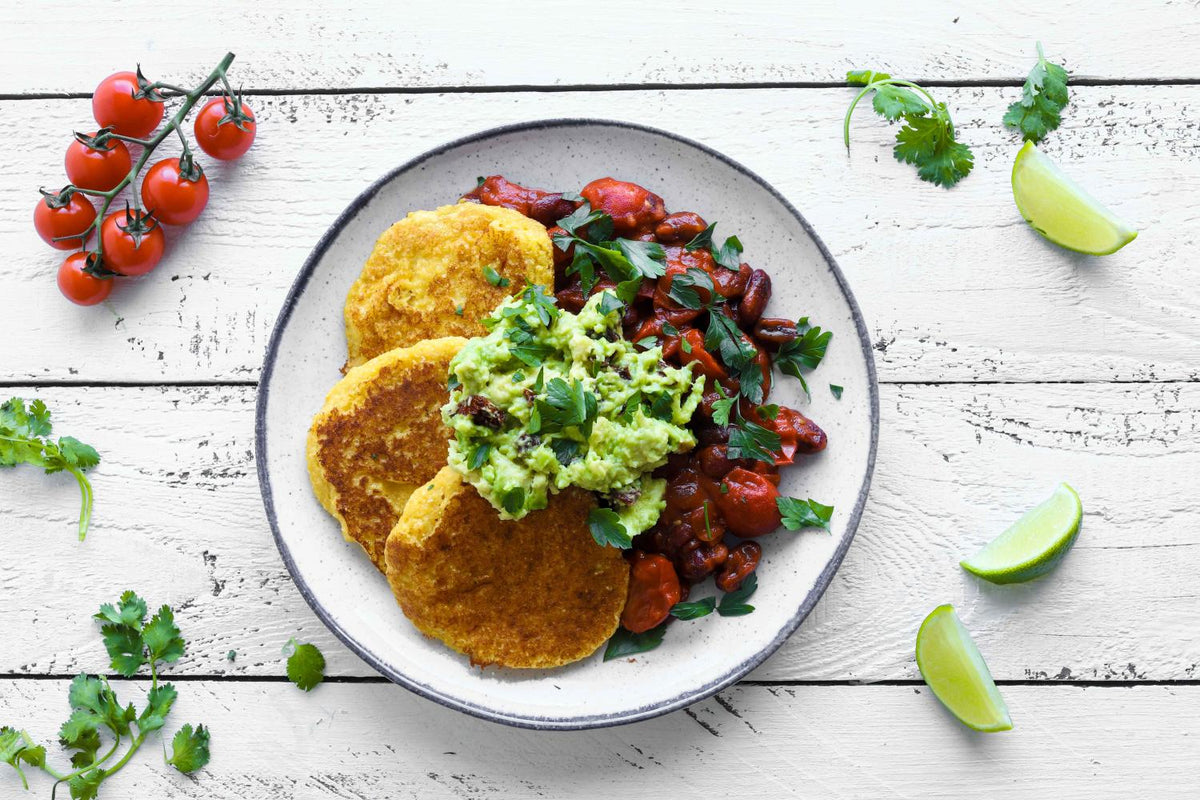 Maisfritters mit Tomaten-Bohnen-Soße und Guacamole