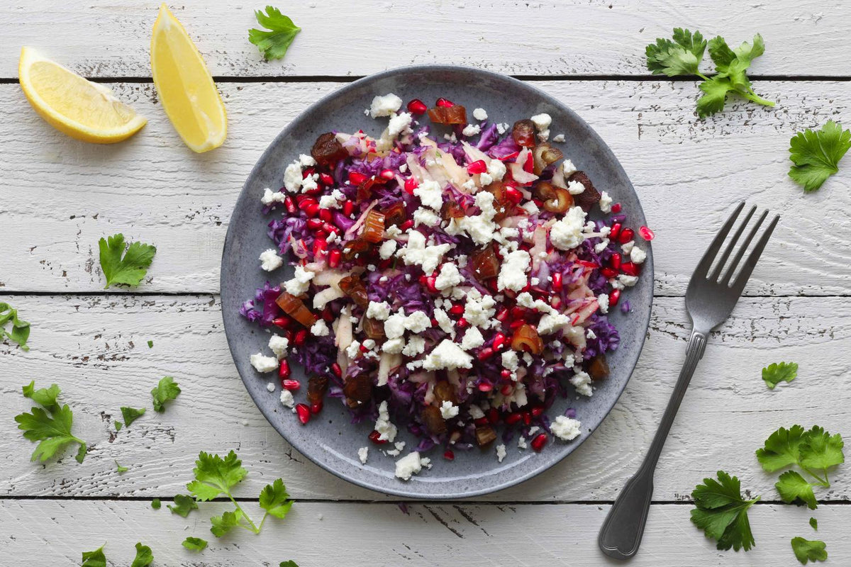 Rotkohlsalat mit Feta und Datteln