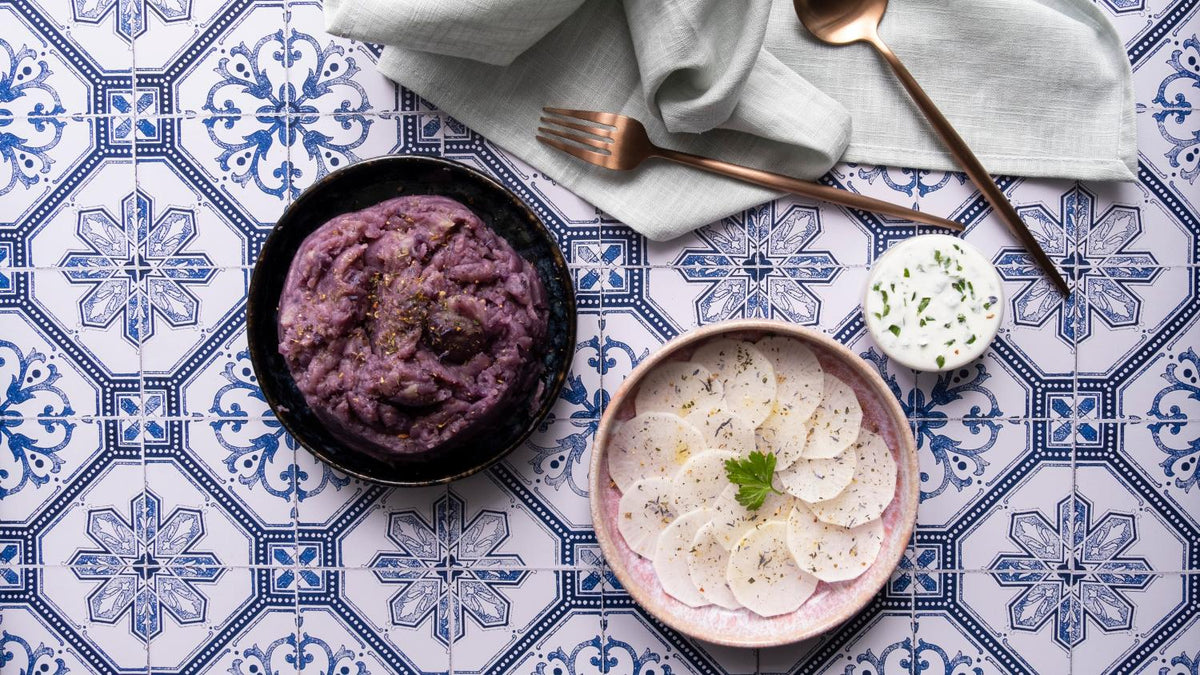 Lila Kartoffelstampf mit Rettich und Kräuterjoghurt