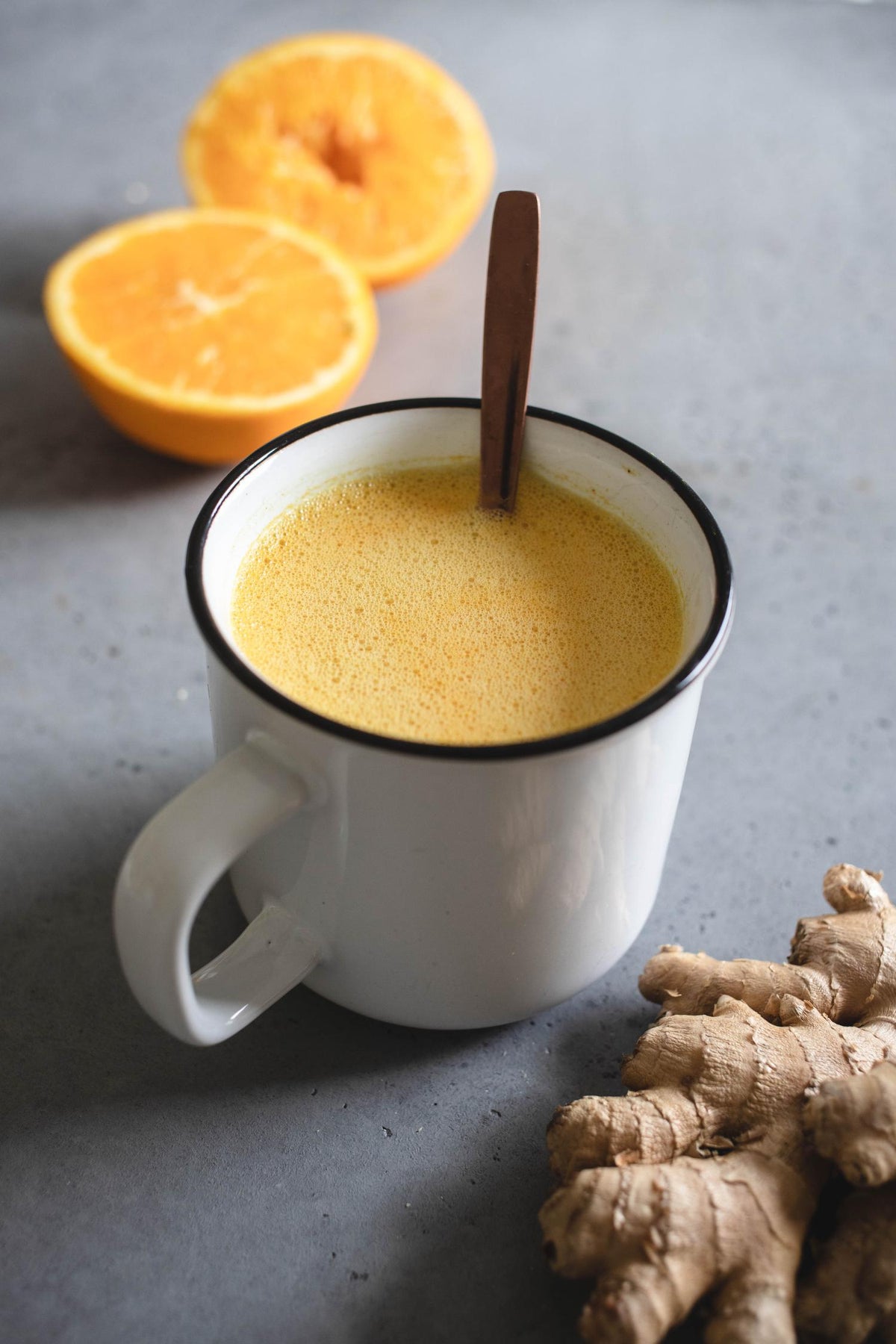 Goldene Milch mit Orange