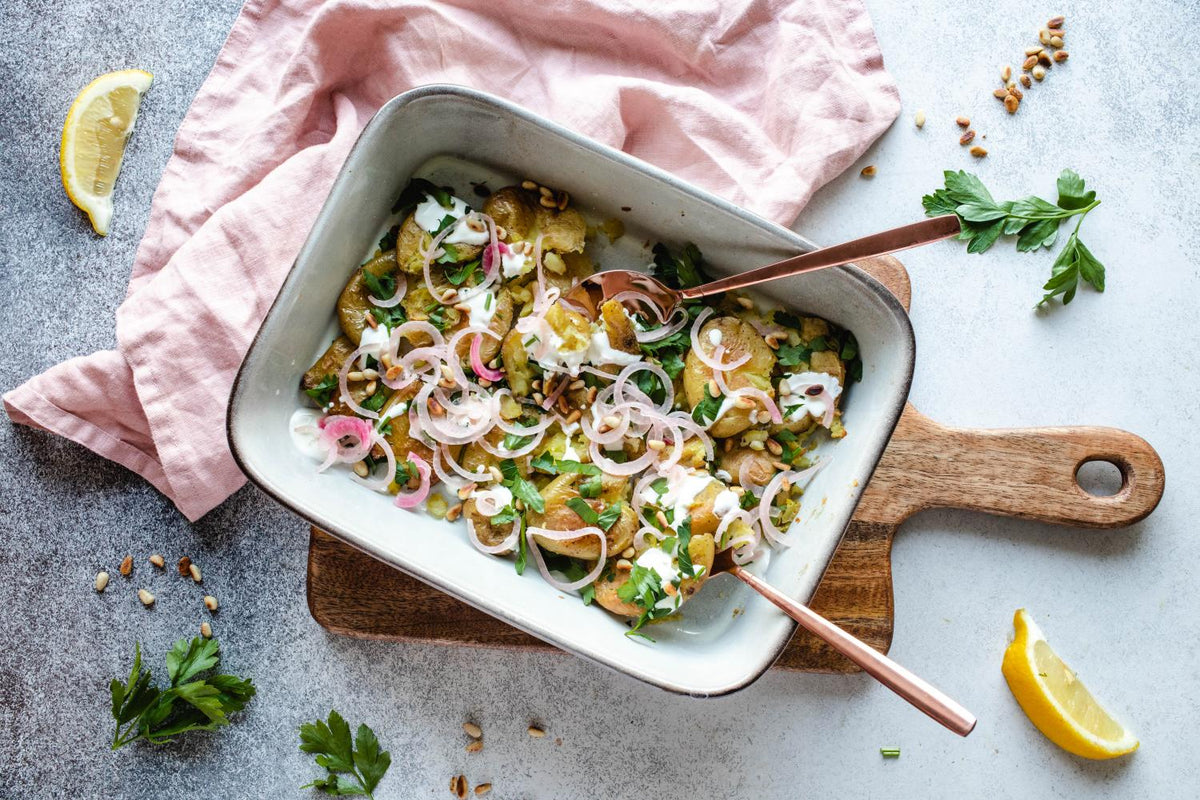 Knusprige Smashed Potatoes mit schnellen eingelegten Zwiebelringen