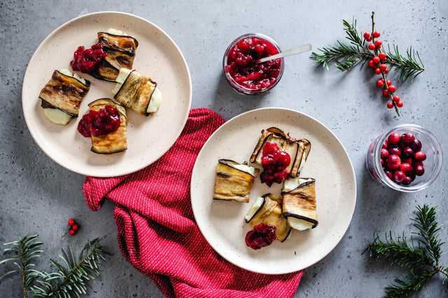 Weihnachtsmenü Vorspeise: Halloumi-Auberginen-Röllchen mit Cranberry-Gelee
