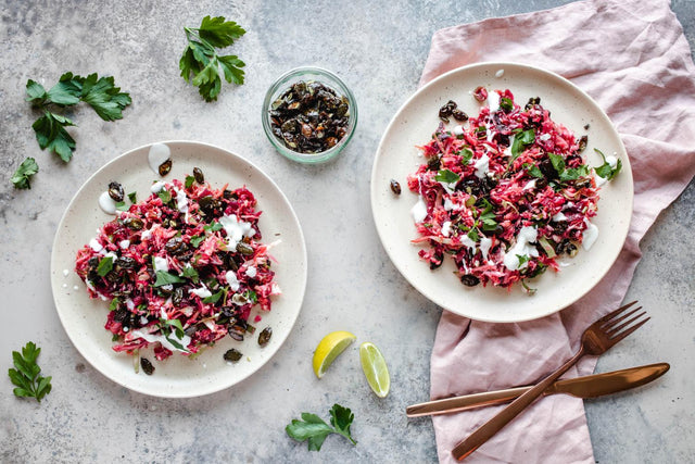 Winterlicher Coleslaw mit marinierten Kürbiskernen