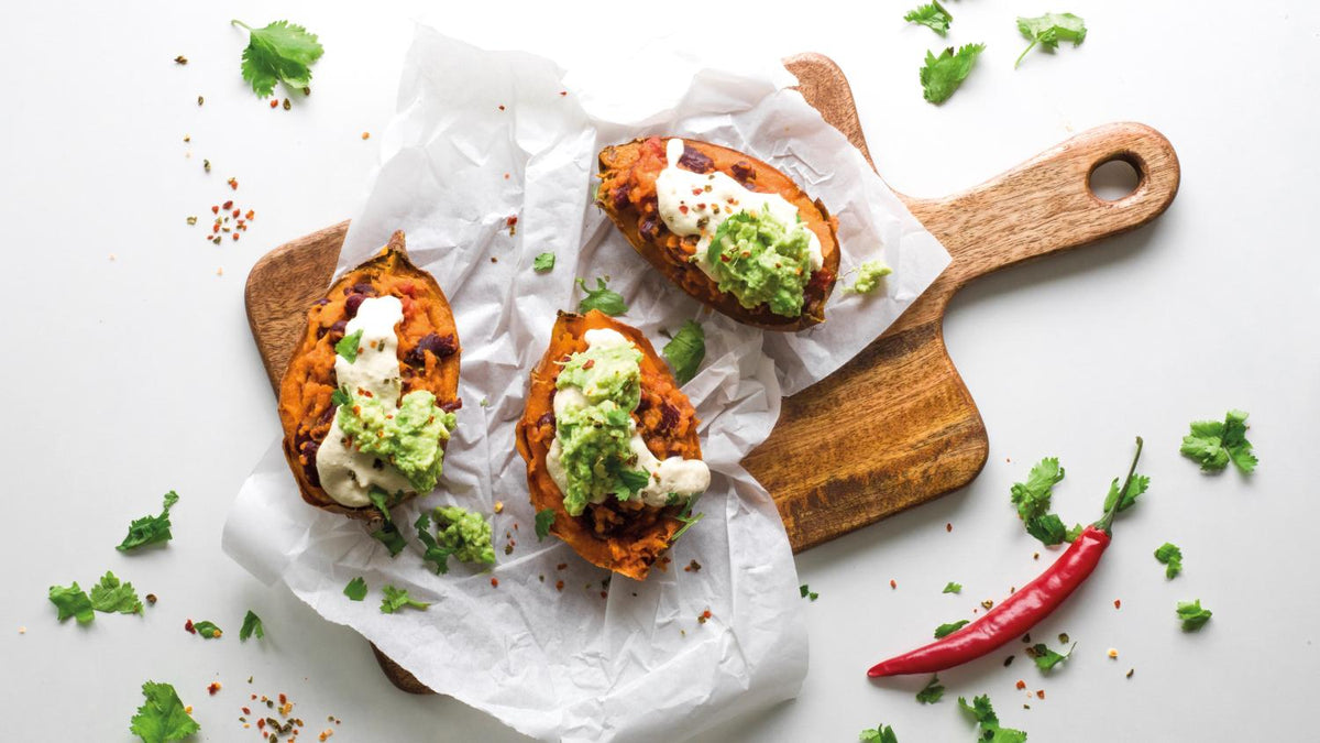 Gefüllte Süßkartoffel mit Cashewschmand und Avocadocreme