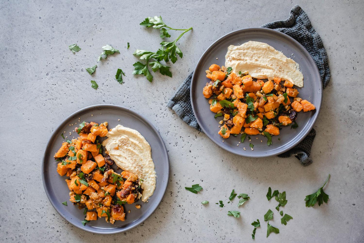 Geröstete Saté-Süßkartoffeln mit Hummus