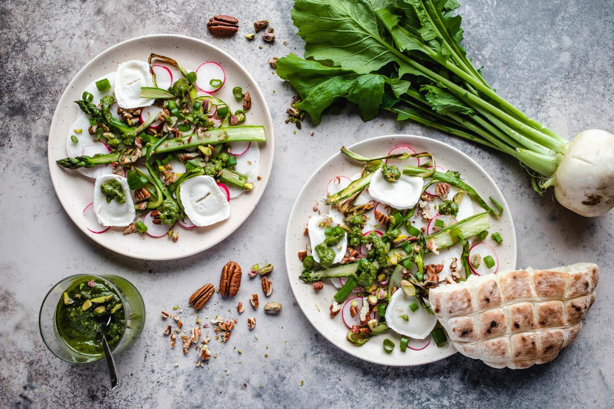 Schneller Mairübchen-Spargel-Salat mit Bärlauchpesto