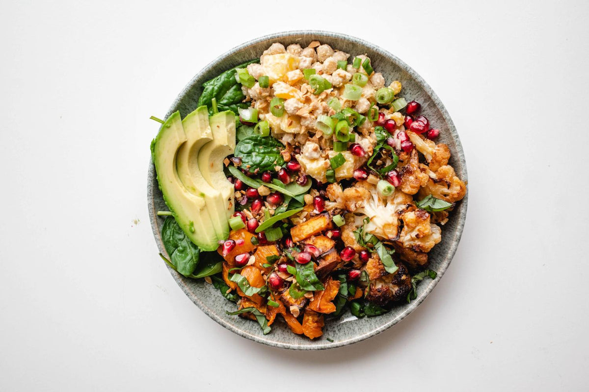 Bunte Salatbowl mit Mango-Kichererbsen