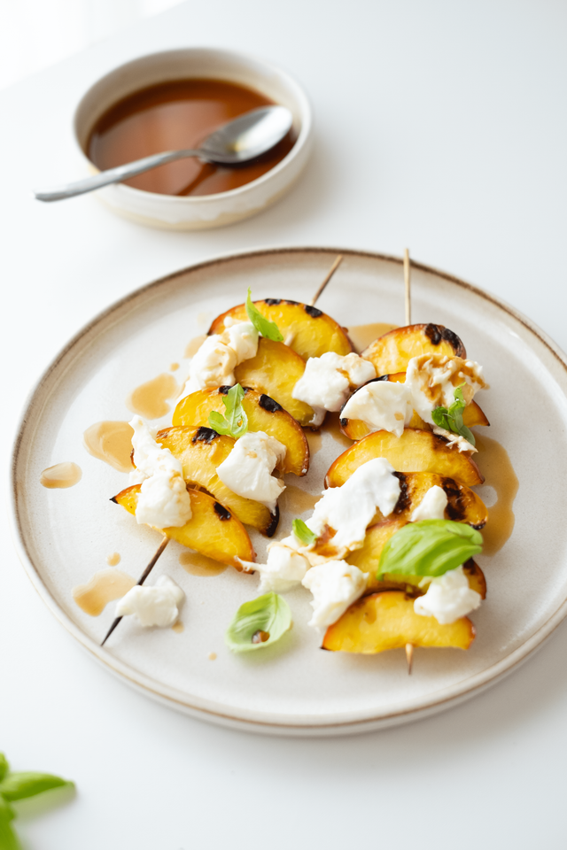 Nektarinen am Spieß mit Burrata