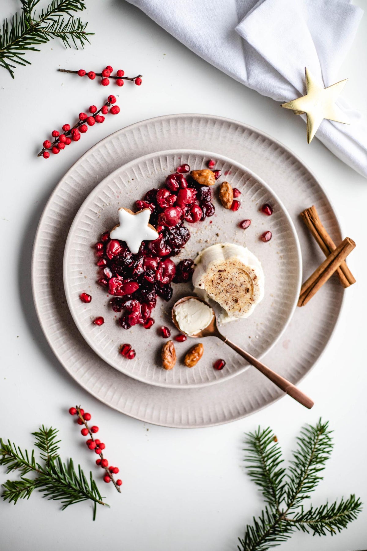 Weihnachtsmenü Dessert: Panna Cotta mit Glühwein Cranberry-Kirschen