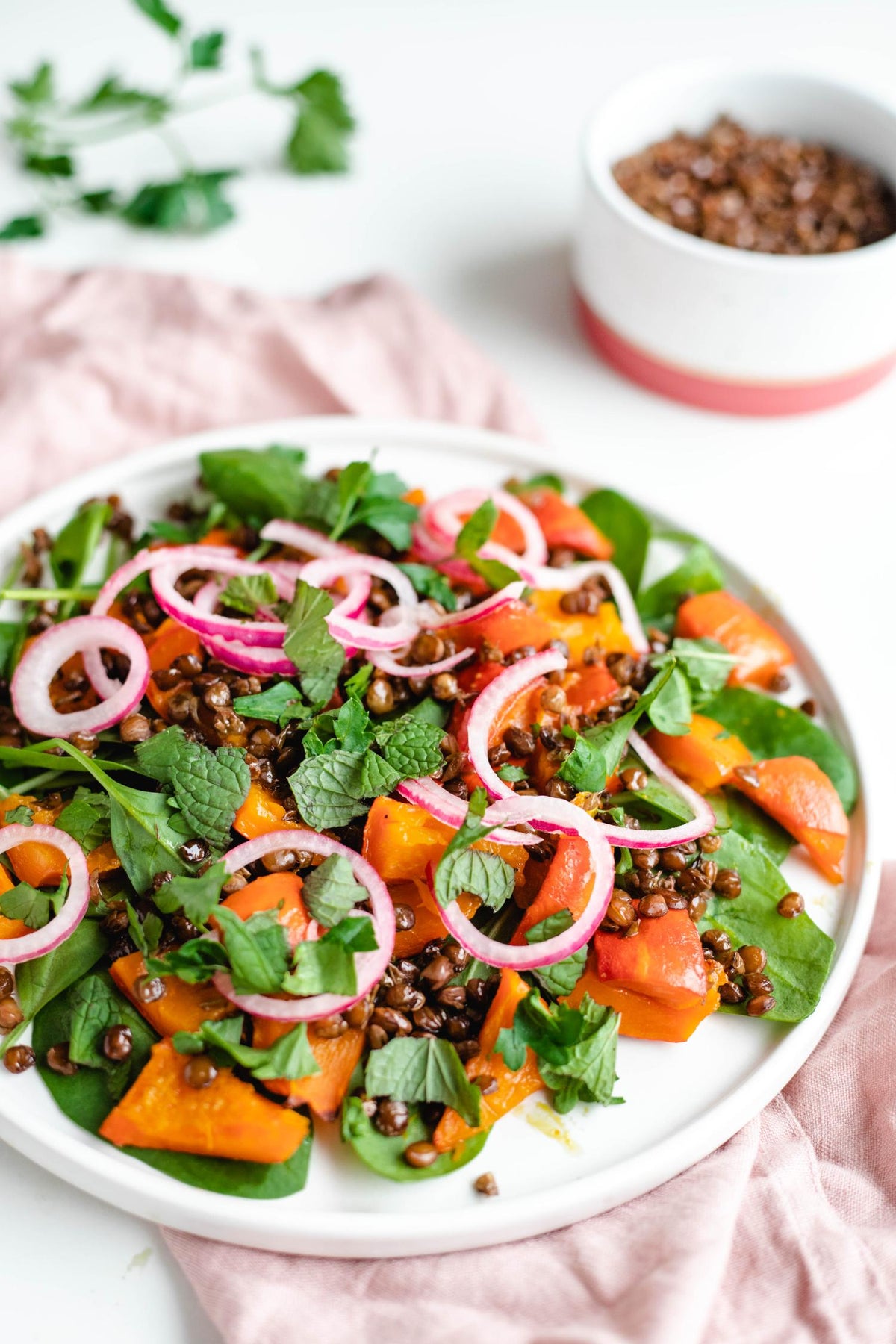 Gebackener Kürbis mit knusprigen Linsen und Pickled Onions