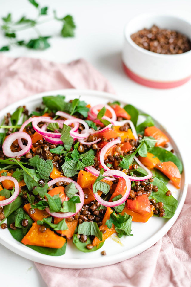 Gebackener Kürbis mit knusprigen Linsen und Pickled Onions