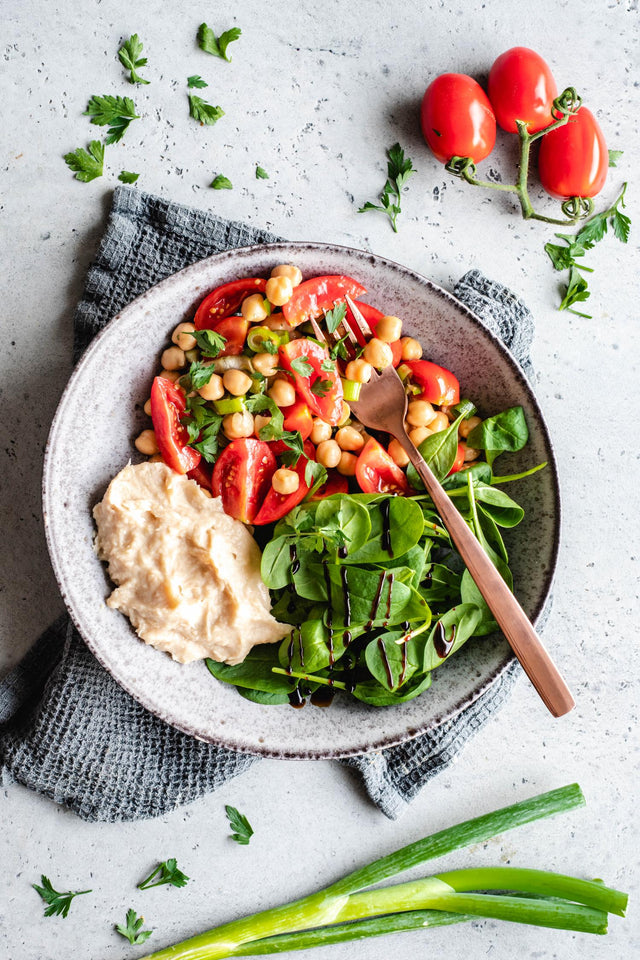 Tomaten-Kichererbsen-Salat mit Artischockencreme
