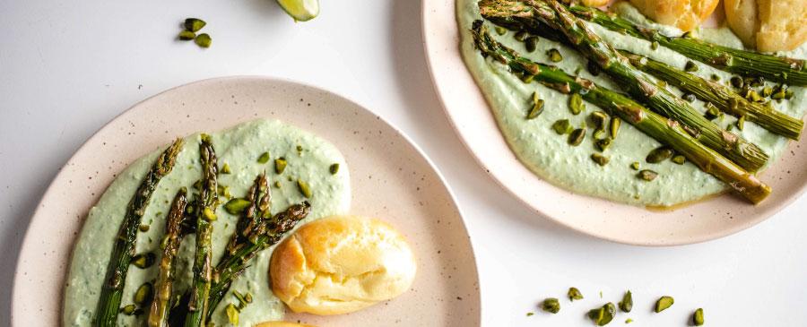 Grüner Spargel auf Erbsenpüree mit Ricottanocken