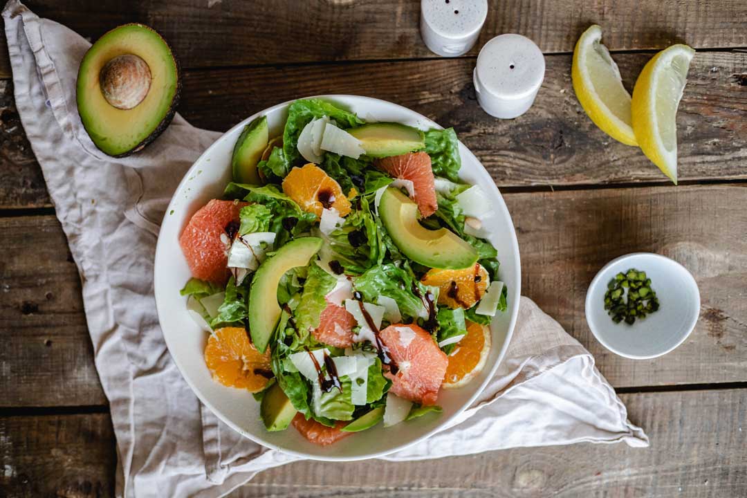 Salat mit Orangen und Avocado