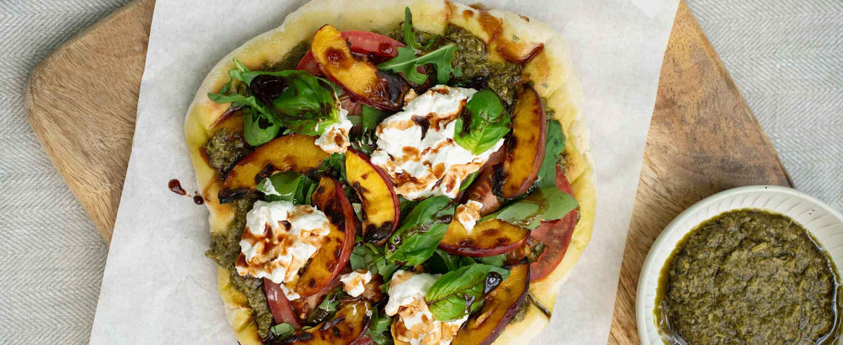 Flatbread mit gegrillter Nektarine und Tomate