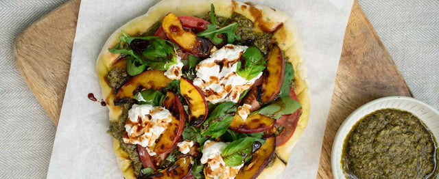 Flatbread mit gegrillter Nektarine und Tomate