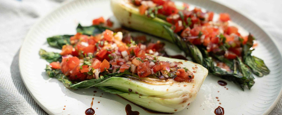 Gegrillter Pak Choi mit Tomatensalsa