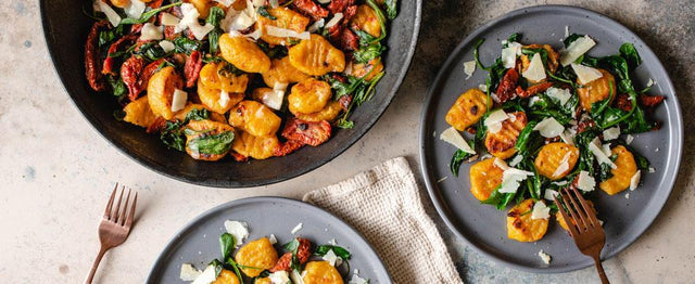 Vegane Kürbis-Gnocchi mit getrockneten Tomaten und Spinat