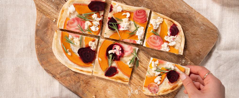 Kürbis-Bete-Flammkuchen