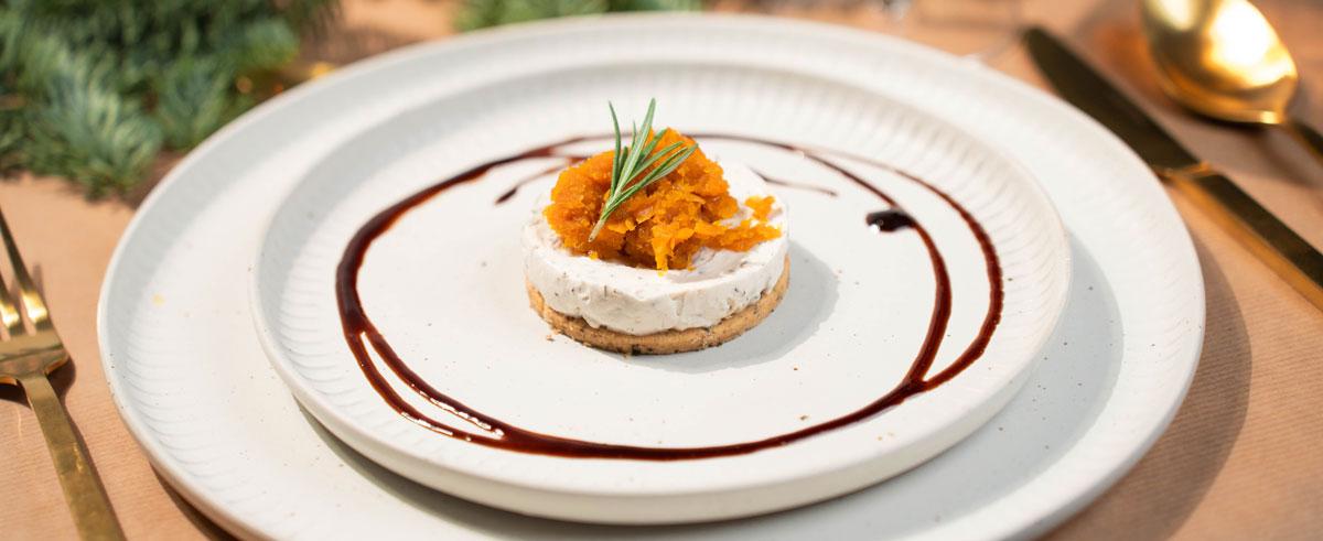 Weihnachtsmenü Vorspeise: Rosmarin-Frischkäse-Törtchen mit Karotten-Ingwer-Chutney