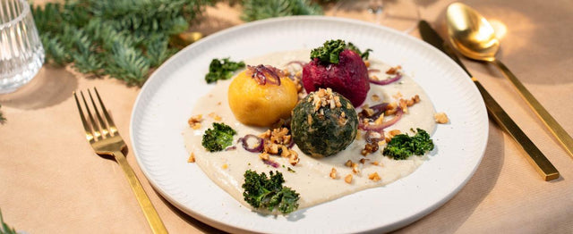 Weihnachtsmenü Hauptspeise: Knödel-Trio auf cremiger Blumenkohlsoße