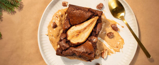 Weihnachtsmenü Nachspeise: Fudgy Brownie mit Birne auf gebrannter Mandelcreme