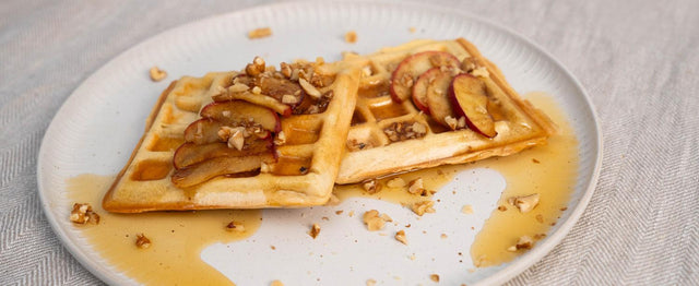 Vegane Waffeln mit karamellisierten Zimt-Äpfeln