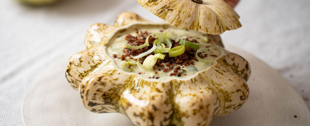 Lauchsuppe im Patisson-Kürbis