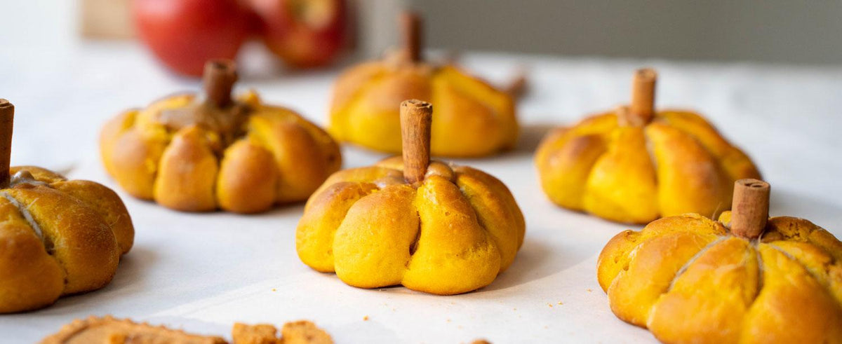 Süße Kürbisbrötchen mit Apfel-Karamell-Füllung