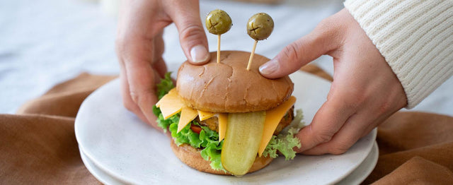 Halloween-Burger mit Kürbispattie