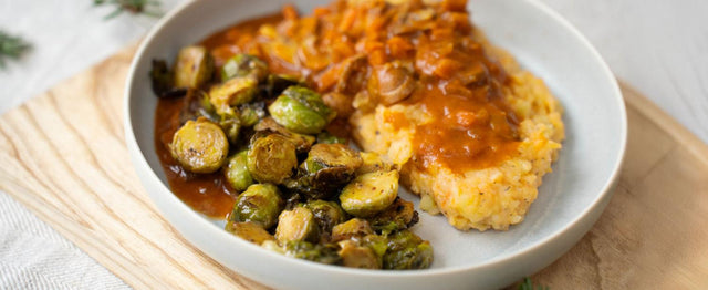 Crispy Balsamico Rosenkohl  mit Kartoffel-Pürree und veganer Bratensoße