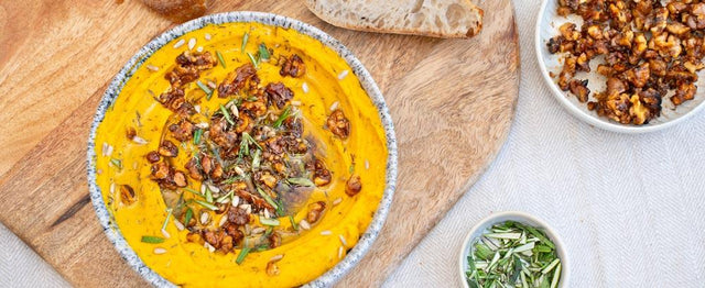 Kürbis-Feta-Dip mit karamellisierten Walnüssen