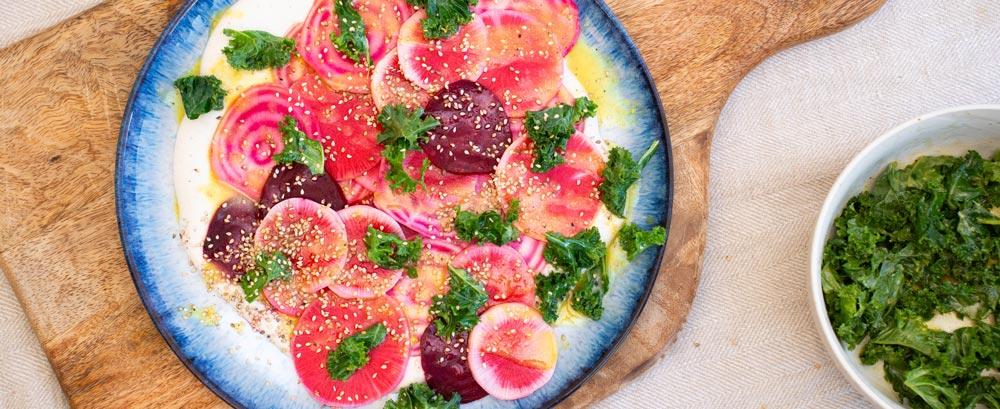 Bete-Rettich Carpaccio auf Bohnencreme