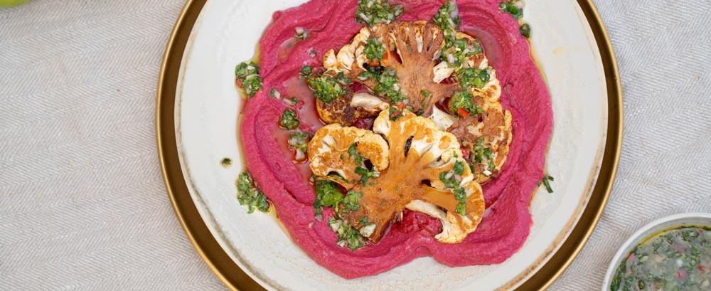 Blumenkohl-Steaks mit Bete-Creme und Chimichurri