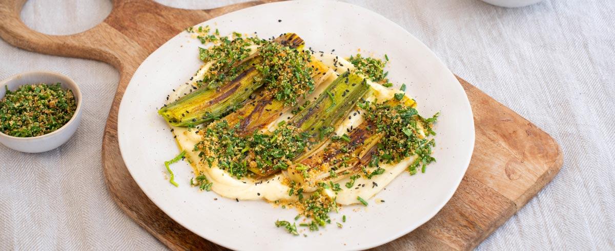 Lauch auf Kartoffelpüree mit Kräuter-Miso-Crunch